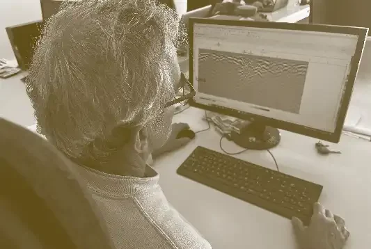Profesional determinando el sustrato para cimentar las bases de las placas solares